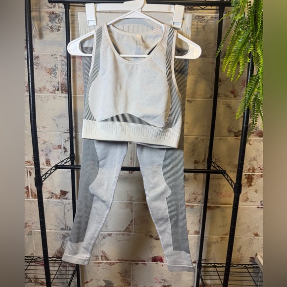 Amazon Pants - Stylish Gray Sports Bra and Leggings Set Sz L